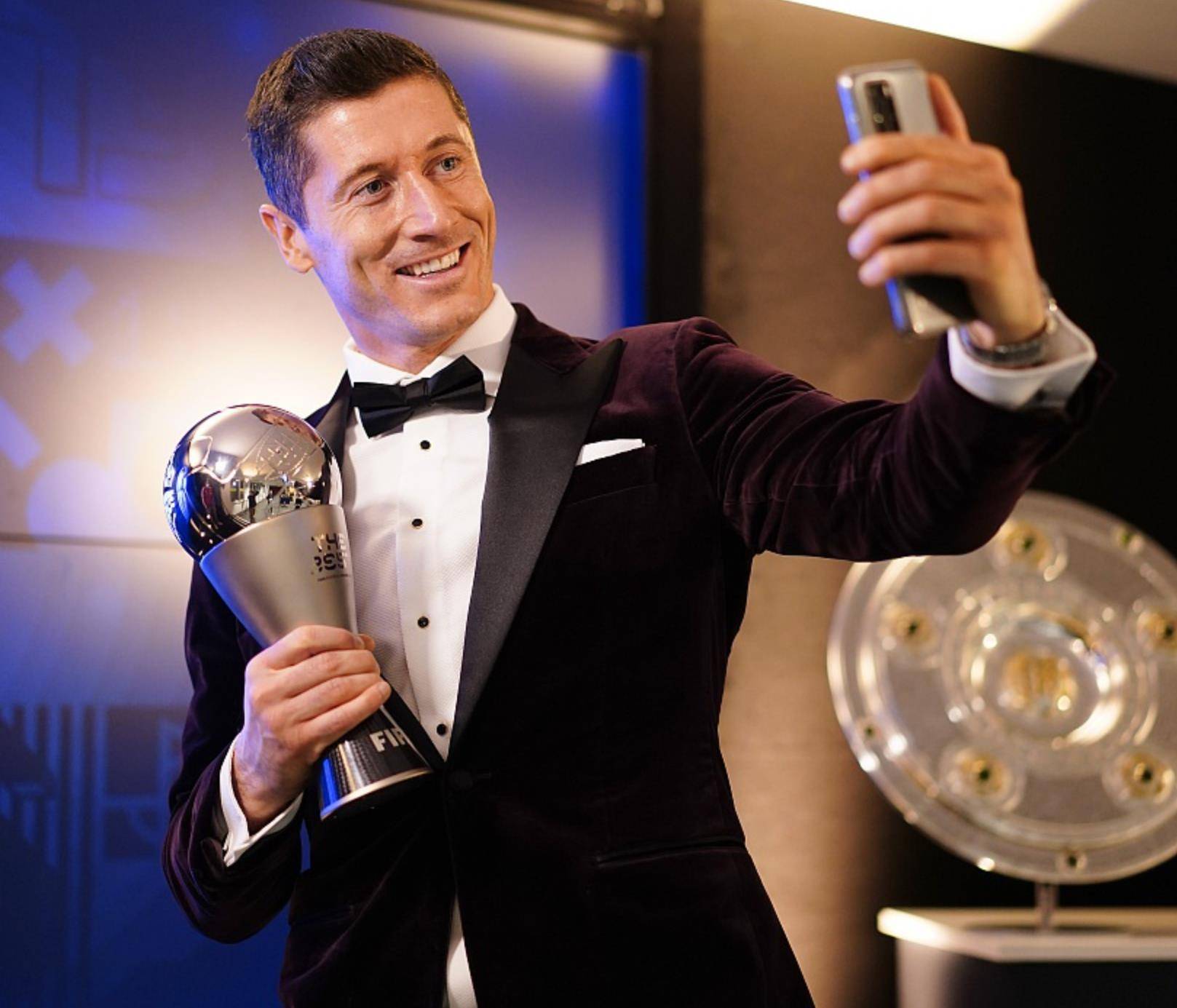 关于莱万多夫斯基赛事官方发布出色防守新规，FPX争议不断！的信息